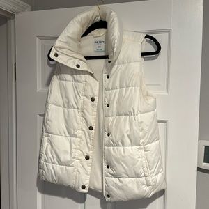 Old Navy puffer vest, size small. White color. Perfect condition!